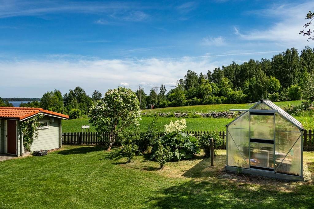 Two Small Guest Houses By Lake Rent Out As One Hjo Exteriér fotografie